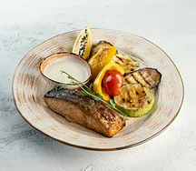 Лосось с овощами гриль и апельсиновым соусом