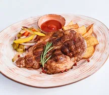 Стейк свиной шеи на гриле с картофелем и ароматными травами