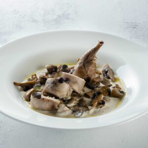 Ножка кролика фаршированная кускусом и белыми грибами