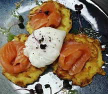 Картофельные драники с лососем и яйцом пашот