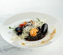 Спагетти нори с морепродуктами в сливочно-томатном соусе