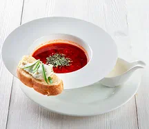 Борщ на телячьей голяшке с ароматным салом на гренке