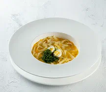 Суп-лапша с фермерской курочкой и перепелиным яйцом