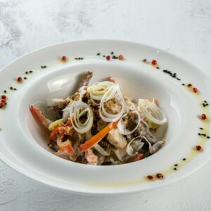 Салат из пикантной свинины и куриного филе, с шампиньоном и грецким орехом, заправленный соусом "Цезарь"